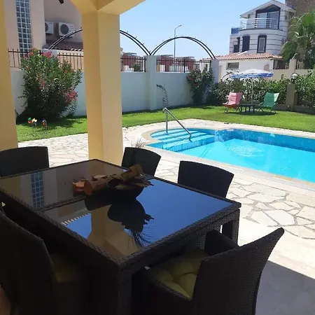 Muestakil Havuzlu Villa *